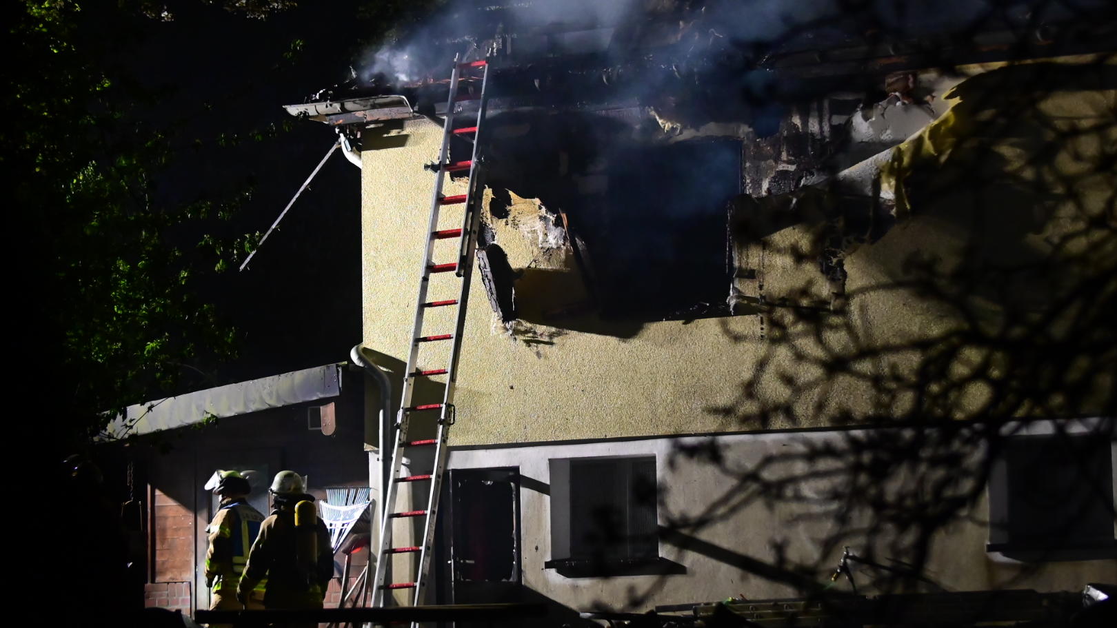 Feuer In Viersen Zwei Menschen Bei Brand In Einfamilienhaus Schwer