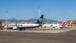 Flugzeuge von Eurowings, Ryanair und Easyjet in einer Reihe.