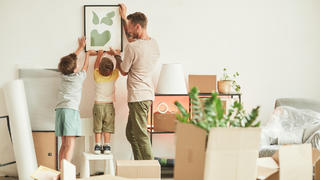 Familie hängt Bilder auf