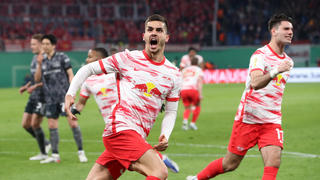  RB Leipzig - Union Berlin / Pokal 20.04.2022 Leipzig, 20.04.2022, Red Bull Arena, Fussball, DFB Pokal, Halbfinale , RB Leipzig vs. 1.FC Union Berlin , Im Bild: Tor für RB Leipzig. Andre Silva 33, RB Leipzig trifft per Foulelfmeter zum 1:1 und jubelt. , DFB regulations prohibit any use of photographs as image sequences and/or quasi-video , *** RB Leipzig Union Berlin Pokal 20 04 2022 Leipzig, 20 04 2022, Red Bull Arena, Football, DFB Pokal, Semifinal , RB Leipzig vs 1 FC Union Berlin , In picture Goal for RB Leipzig Andre Silva 33, RB Leipzig scores by foul penalty to 1 1 and cheers , DFB regulations prohibit any use of photographs as image sequences and or quasi video ,