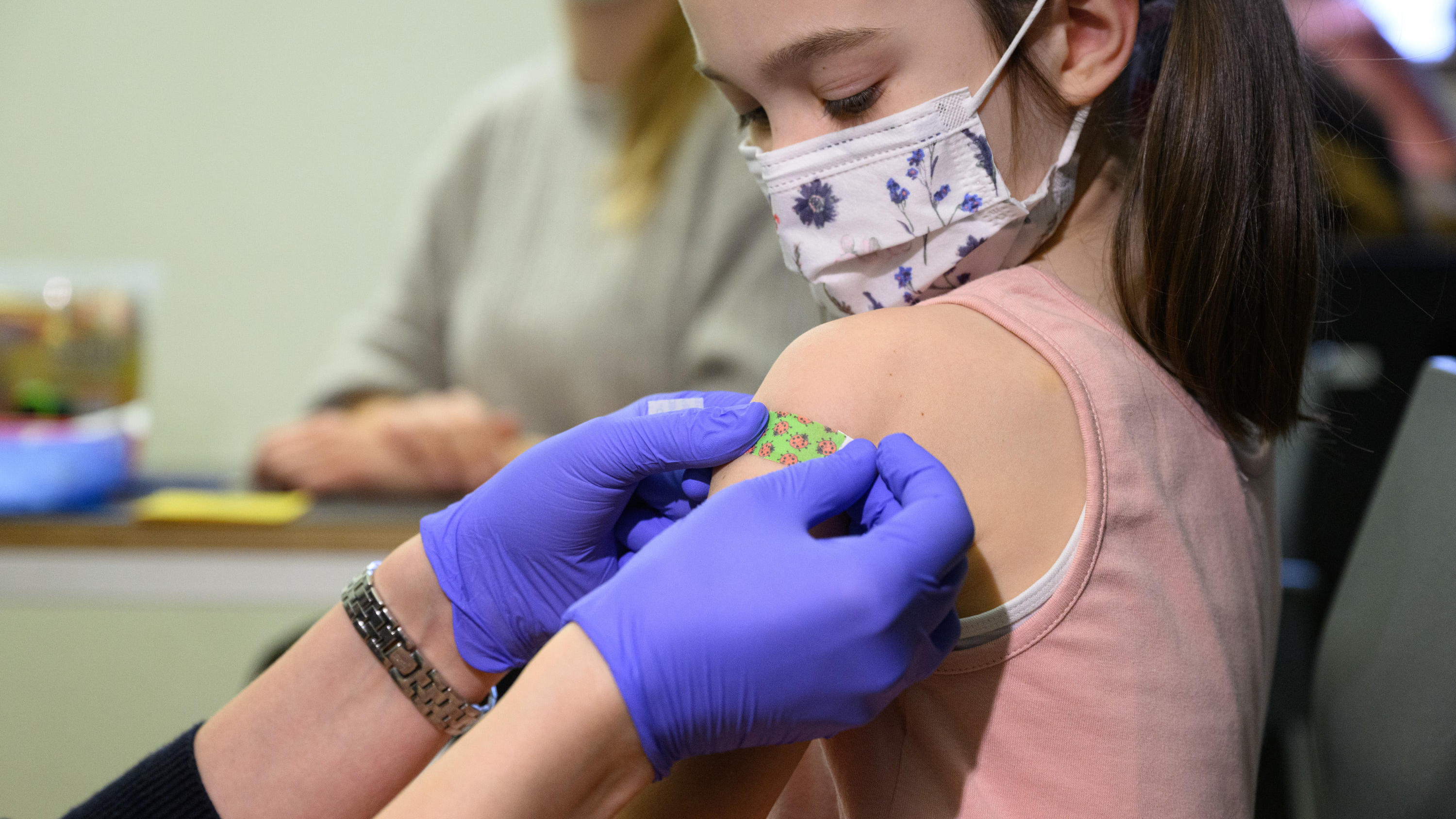 Ein siebenjähriges Mädchen bekommt bei einer Impfaktion der Staatlichen Kunstsammlungen Dresden (SKD) für Kinder und Jugendliche zwischen fünf und 17 Jahren im Residenzschloss nach der Impfung gegen das Coronavirus ein P