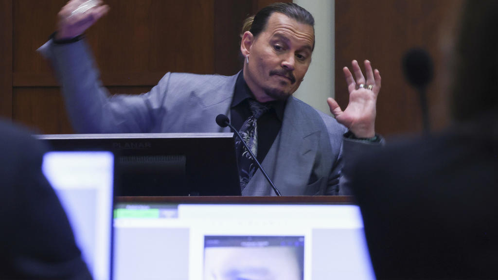 20.04.2022, USA, Fairfax: Johnny Depp, Schauspieler aus den USA, gestikuliert während einer Anhörung im Gerichtssaal des Fairfax County Circuit Court. Depp wirft seiner Ex-Frau Heard vor, in einem 2018 von der «Washington Post» veröffentlichten Komme