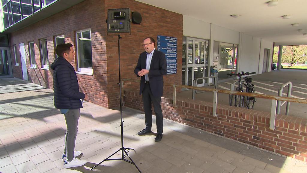 Politikwissenschaftler Wilhelm Knelangen im Gespräch mit RTL Nord-Reporter Thomas Jell.