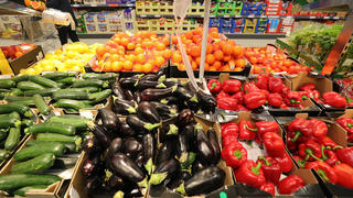 ARCHIV - 15.03.2019, Berlin: Obst- und Gemüsesorten liegen in einem Berliner Supermarkt zum Verkauf bereit. Bundesagrarminister Özdemir hat Forderungen nach einer Mehrwertsteuerbefreiung für Obst, Gemüse und Hülsenfrüchte begrüßt. (zu dpa «Özdemir unterstützt Mehrwertsteuerbefreiung für Obst und Gemüse») Foto: Wolfgang Kumm/dpa +++ dpa-Bildfunk +++
