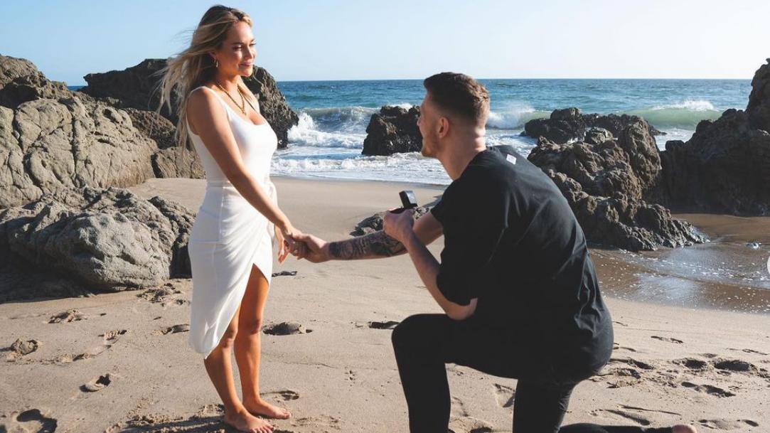 Antrag Am Malibu Beach Deutscher NBA Star Isaiah Hartenstein Und   Isaiah Hartenstein Halt Um Die Hand Von Kourtney Kellar An 