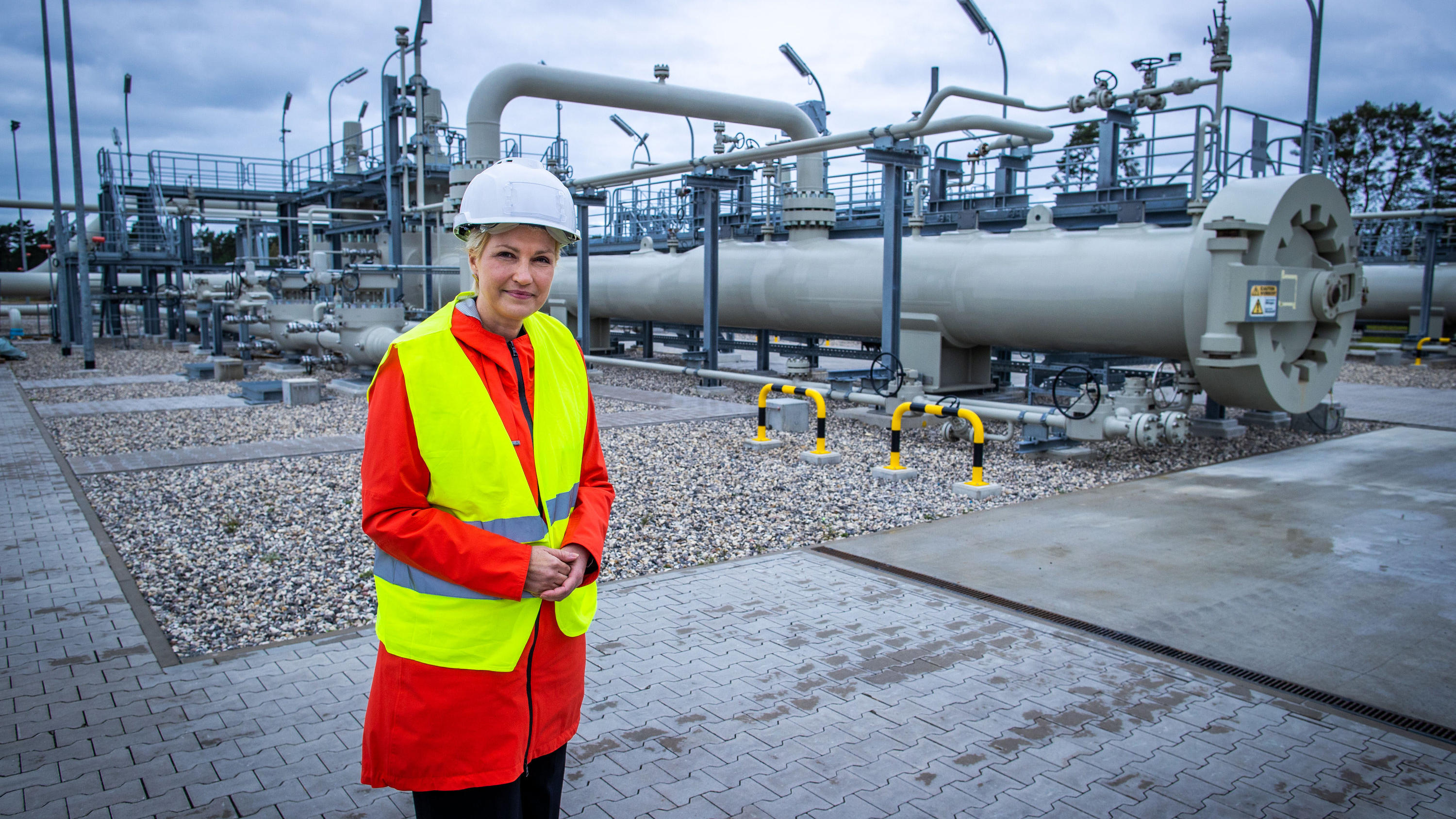 ARCHIV - 15.10.2020, Mecklenburg-Vorpommern, Lubmin: Manuela Schwesig (SPD), Ministerpräsidentin von Mecklenburg-Vorpommern, besucht am Industriehafen die Gas-Anlandestation der Ostseepipeline Nord Stream 2. Anfang 2021 wurde eine Stiftung ins Leben 