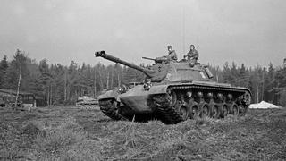 Deutschland, 1950er Jahre: Ein Leopard 1 Panzer der Bundeswehr auf dem Truppenübungsplatz.