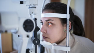 Frau hat Augenuntersuchung beim Augenarzt