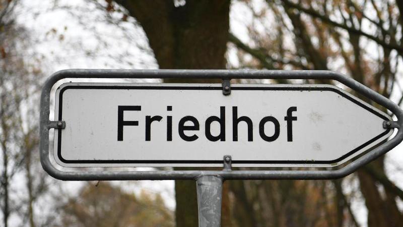 Explosion  - Böller löst Chaos auf Trauerfeier aus