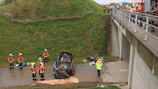 Feuerwehrleute und Polizei stehen an einer Unfallstelle an der Autobahn 8. Zwischen der Anschlussstelle Burgau und der Anschlussstelle Günzburg war eine 64-Jährige in ihrem Fahrzeug von der Fahrbahn abkommen.