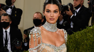 ARCHIV - 13.09.2021, USA, New York: Kendall Jenner kommt zur Benefizgala des Costume Institute des Metropolitan Museum of Art anlässlich der Eröffnung der Ausstellung "In America: A Lexicon of Fashion". Jenner kämpft mithilfe von Achtsamkeits-Übungen gegen zuletzt stark auftretende Angstzustände an. (zu dpa "Dankbarkeit und Sonne - Kendall Jenner kämpft gegen Angstzustände an") Foto: Evan Agostini/Invision via AP/dpa +++ dpa-Bildfunk +++