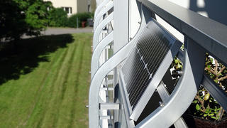Selbst auf dem gemieteten Balkon können kleine Solarstromanlagen Platz finden.