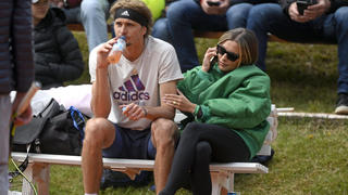 25.04.2022, Tennis Herren ATP, Tennis Herren Tour, BMW-Open Muenchen auf der Iphitos-Tennisanlage, Alexander Sascha Zverev GER trainiert am Nebenplatz, seine Freundin Sophia Thomalla re begleitet ihn, und ist auch in seinen Pausen immer an seiner Seite. Ab und zu telefonierend und zaertlich ueber den Arm streichelnd. *** 25 04 2022, Tennis Men ATP Tour, BMW Open Munich at the Iphitos tennis facility, Alexander Sascha Zverev GER trains on the side court, his girlfriend Sophia Thomalla re accompanies him, and is also in his breaks always by his side From time to time phoning and affectionately stroking his arm 