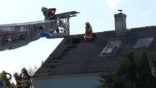 Mann fliegt vier bis fünf Meter hoch ins Dach des benachbarten Hauses