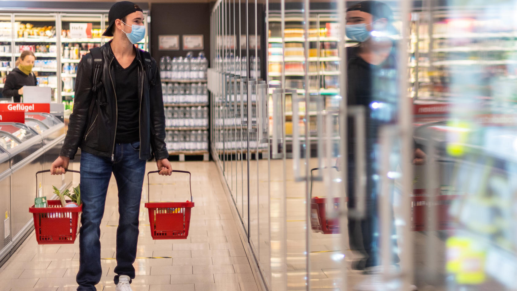 ARCHIV - 20.04.2020, Sachsen, Dresden: Ein Kunde geht in einem Supermarkt einkaufen und trägt dabei eine Maske. Die staatlich verordnete Maskenpflicht beim Einkaufen fällt in weiten Teilen Deutschlands weg, wenn die Geschäfte am Montag öffnen - gewis