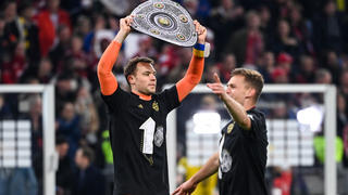 Manuel Neuer und Joshua Kimmich feiern den 10. Meister-Titel des FC Bayern in Serie.