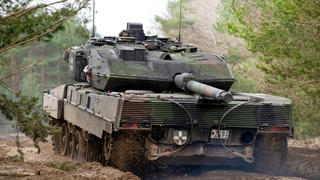 ILLUSTRATION - 16.03.2022, Niedersachsen, Munster: Ein Kampfpanzer vom Typ Leopard 2 A7V vom dem Lehrbataillon 93 der Bundeswehr fährt während einer Übung zur Gefechtsaufklärung auf dem Truppenübungsplatz. Panzer aus deutscher Produktion könnten schon bald die ukrainische Armee verstärken. (zu dpa «Rheinmetall will der Ukraine 50 Leopard-Kampfpanzer bereitstellen») Foto: Philipp Schulze/dpa +++ dpa-Bildfunk +++