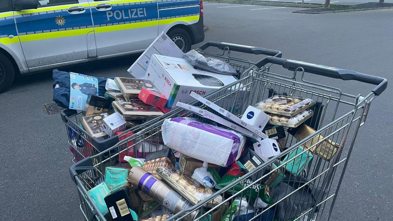 Die Polizei Berlin teilte auf Twitter ein Foto, das zwei Einkaufswagen voller Diebesgut vor einer Discounter-Filiale in Berlin-Spandau zeigt.
