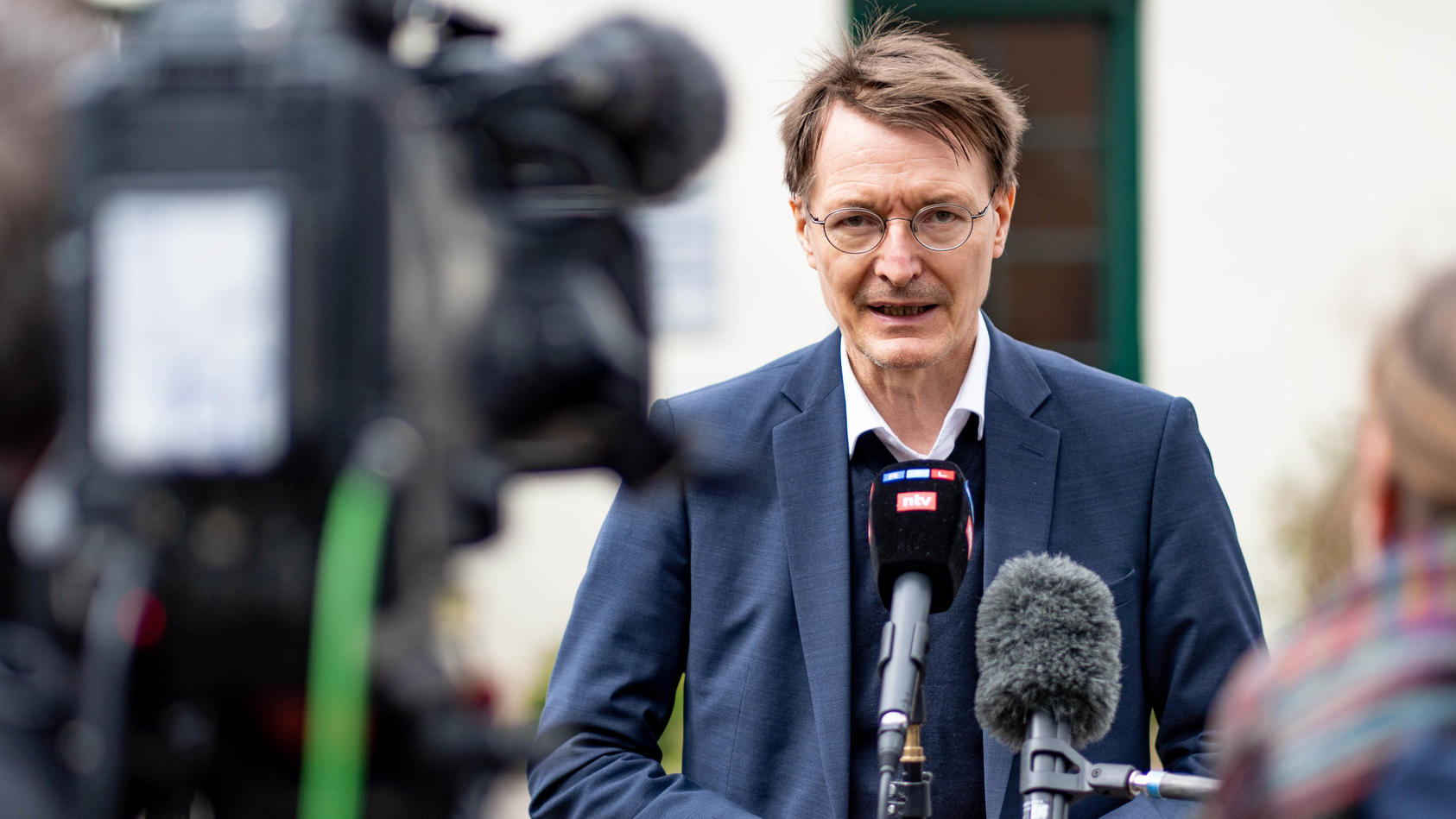 14.04.2022, Schleswig-Holstein, Husum: Karl Lauterbach (SPD), Bundesgesundheitsminister, spricht vor dem Klinikum Nordfriesland mit Vertretern der Presse. Die Generalstaatsanwaltschaft Koblenz ermittelt gegen eine Gruppe Männer und Frauen, die geplan