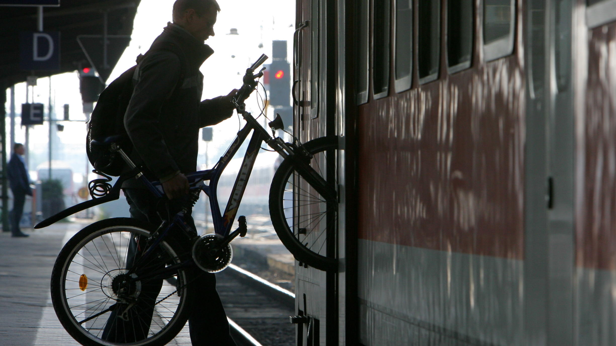 Ein Pendler besteigt am Donnerstag (11.10.2007) im Hauptbahnhof in Frankfurt am Main mit seinem Fahrrad einen Regionalzug der Deutschen Bahn (DB). Die Lokführergewerkschaft GDL macht mit ihrer Streikdrohung ernst: Am Freitag soll der Regionalverkehr 