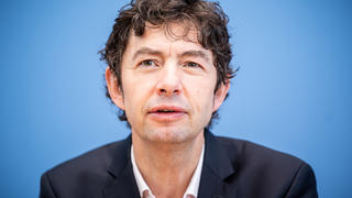ARCHIV - 02.03.2020, Berlin: Christian Drosten, Direktor des Instituts für Virologie, Charité Berlin, gibt eine Pressekonferenz zum aktuellen Stand der Coronavirus-Infektionen.    (zu dpa "Vorläufig letzte Folge des NDR-Info-Podcasts «Das Coronavirus-Update» mit Virologe Christian Drosten") Foto: Michael Kappeler/dpa +++ dpa-Bildfunk +++