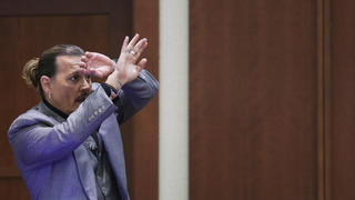 20.04.2022, USA, Fairfax: Johnny Depp, Schauspieler aus den USA, demonstriert während einer Anhörung im Gerichtssaal des Fairfax County Circuit Court, wie er sich vor einem angeblichen Angriff seiner Ex-Frau Amber Heard geschützt haben will. Depp wirft seiner Ex-Frau Heard vor, in einem 2018 von der «Washington Post» veröffentlichten Kommentar zum Thema häusliche Gewalt falsche Aussagen gemacht zu haben. Foto: Evelyn Hockstein/Reuters Pool/dpa +++ dpa-Bildfunk +++