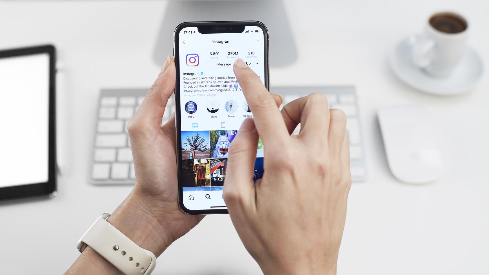 Ein Smartphone, auf dem ein Instagram-Profil zu sehen ist, liegt in den Händen einer Person.