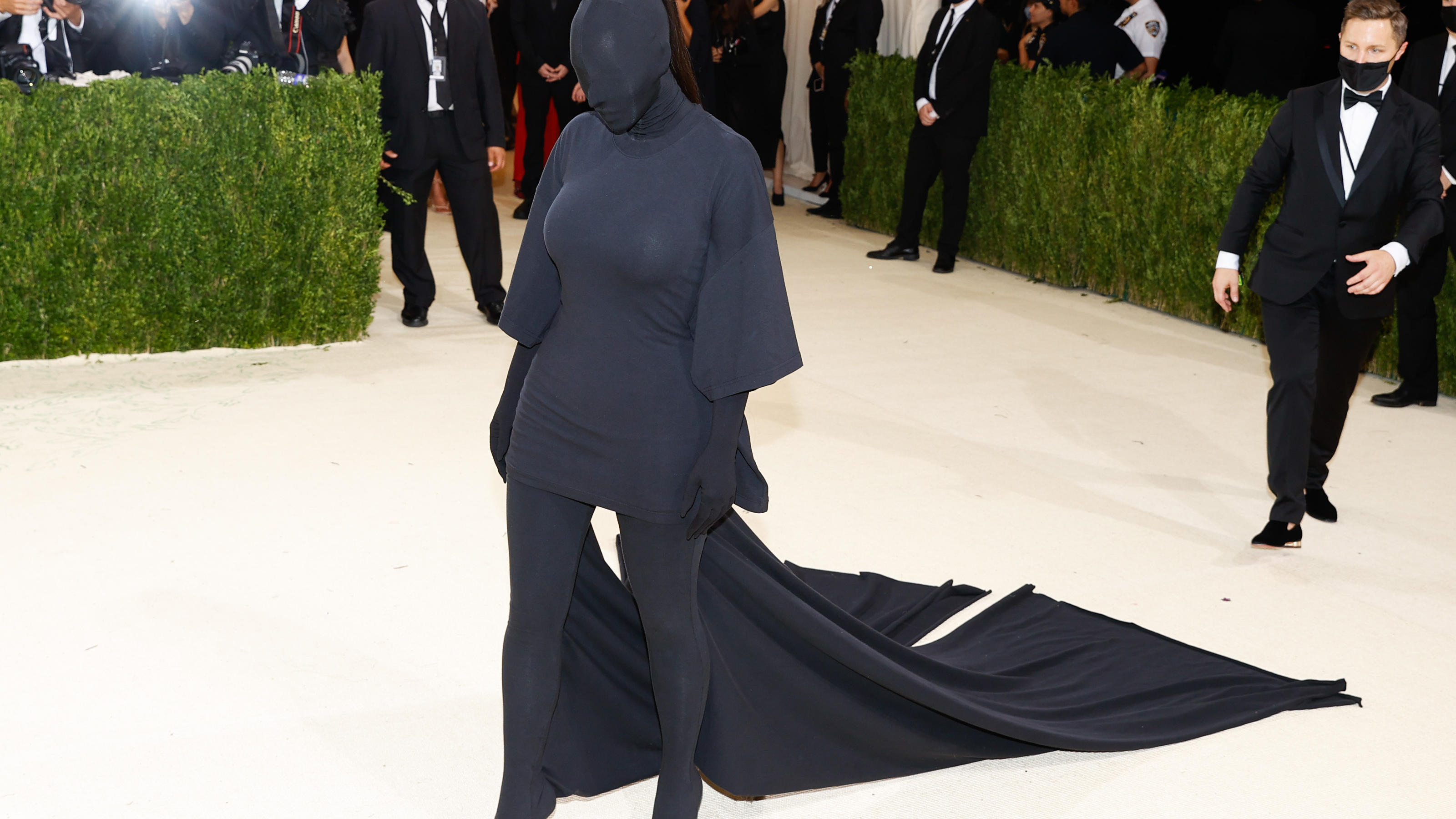 Kim Kardashian wartete bei der Met Gala 2021 mit einem SEHR kuriosen Look auf.