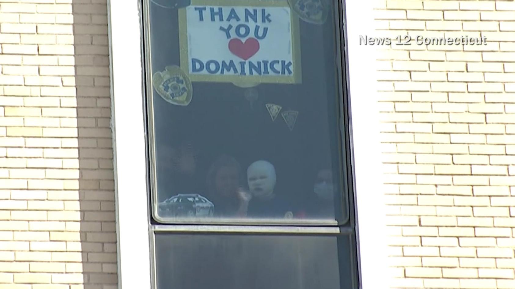 Brandopfer Dominick winkt am Krankenhausfenster