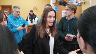 U.S. actor and UNHCR Special Envoy Angelina Jolie speaks while meeting with volunteers during a visit to Lviv's main railway station, amid Russia's invasion of Ukraine April 30, 2022 in this image obtained from handout video. Ukrzaliznytsia/Handout via REUTERS ATTENTION EDITORS - THIS IMAGE HAS BEEN PROVIDED BY A THIRD PARTY. MANDATORY CREDIT.