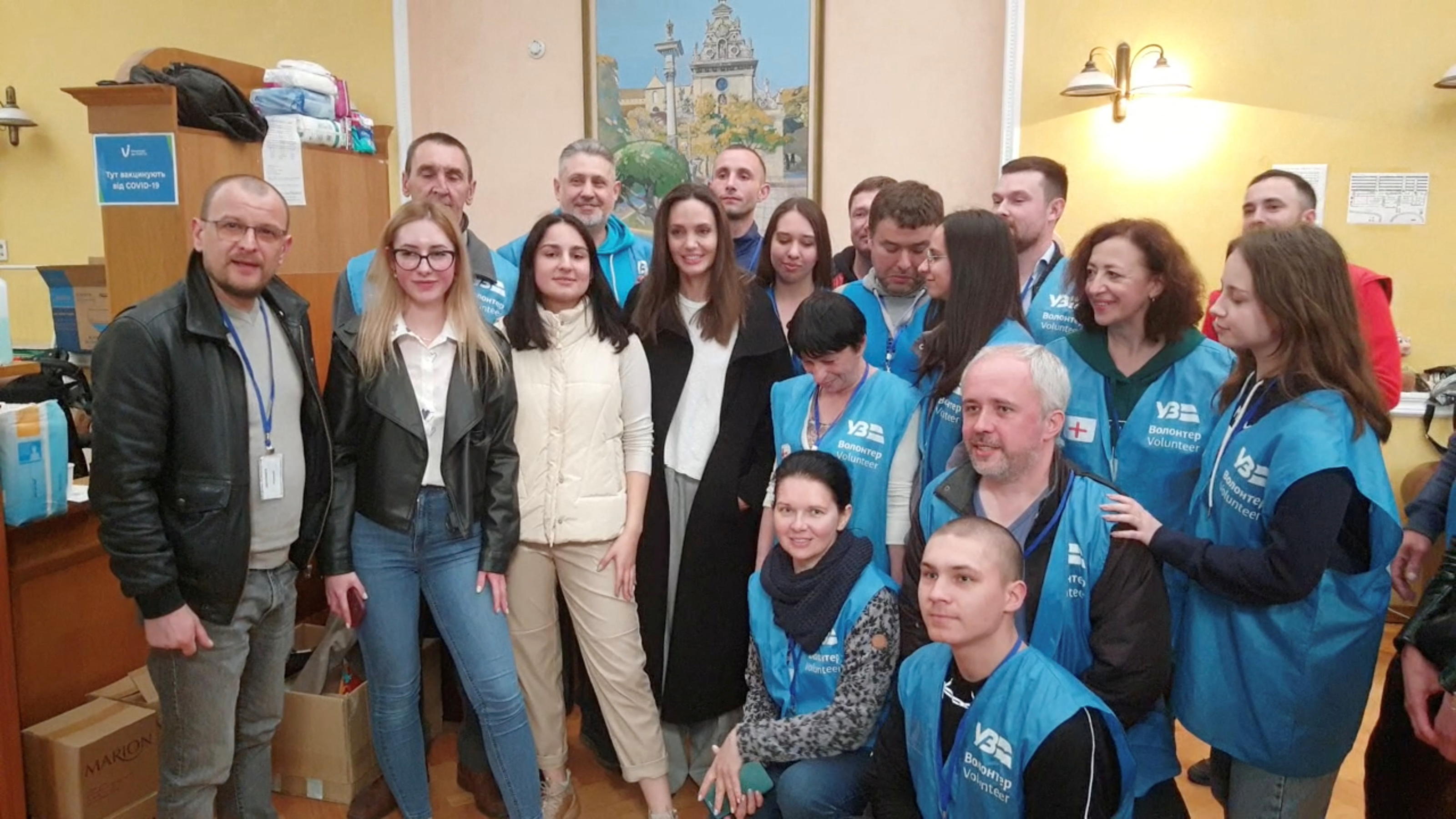 Die US-Schauspielerin und UNHCR-Botschafterin Angelina Jolie besucht derzeit die Ukraine.