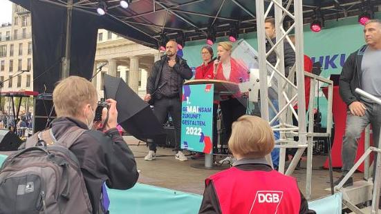 SPD-Politikerin Franziska Giffey bei Rede in Berlin mit Eiern beworfen.