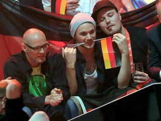 German musician Thomas D. (L), Roman Lob (2nd L) representing Germany and Thomas Schreiber (R) of German TV station ARD follow the announcement of the results of  the Grand Final of the Eurovision Song Contest 2012 in Baku, Azerbaijan, 26 May 2012. There are 26 finalists from as many countries competing in the the 57th Eurovision Song Contest. Photo: Joerg Carstensen (Qualitätswiederholung)  +++(c) dpa - Bildfunk+++