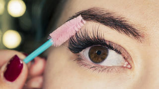 Auge mit voluminösen Wimpern.