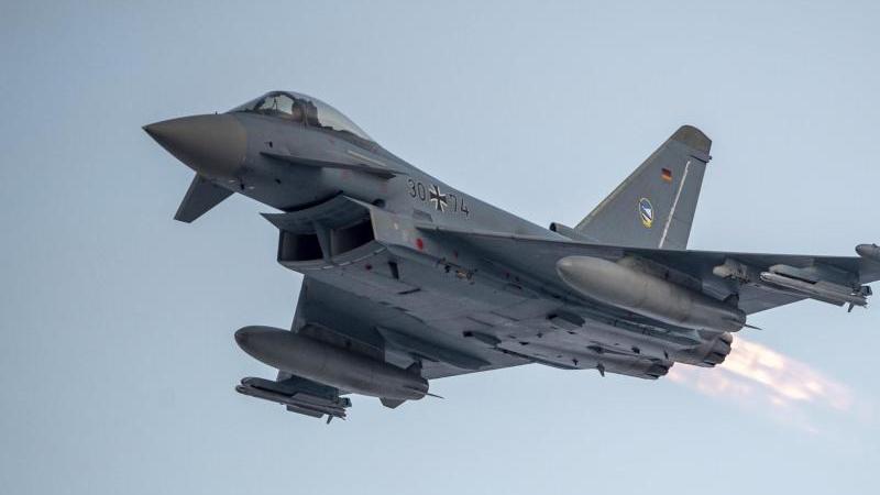 Zwei Eurofighter der Luftwaffe steigen zum Geisterjet auf - die Soldaten sehen, dass der Pilot bewusstlos im Cockpit sitzt (Archivbild)