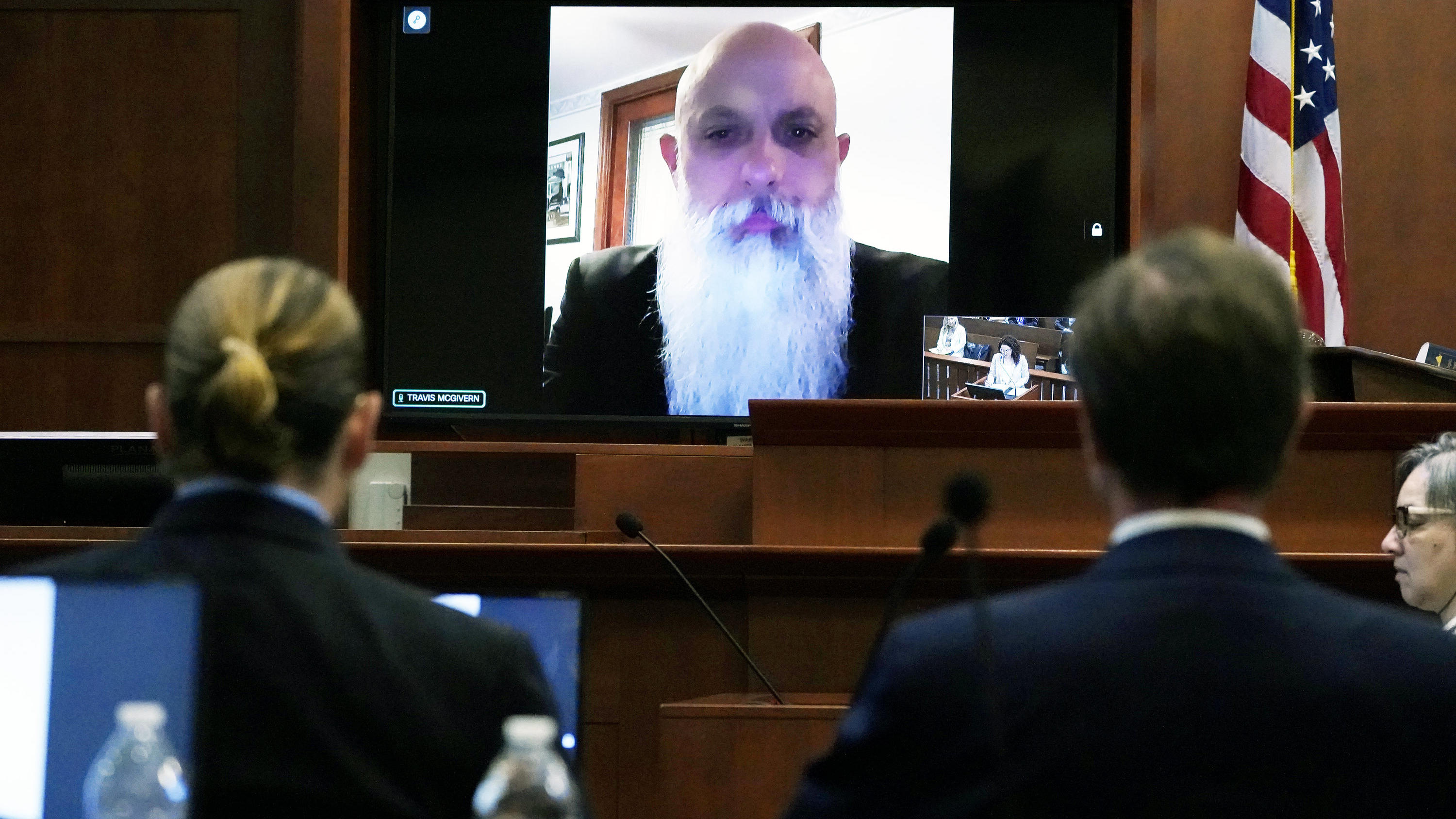 Travis McGivern, der Sicherheitsbeamte von Johnny Depp, ist auf einem Monitor zu sehen, während er per Videoschalte aussagt.