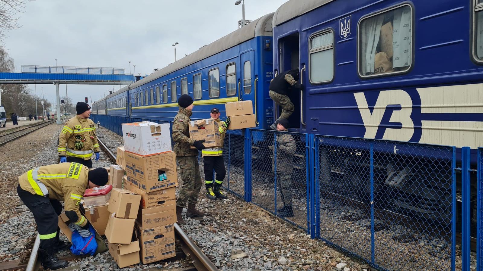 Spenden werden in einen ukrainischen Zug geladen