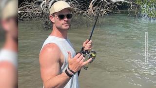 Chris Hemsworth blamiert sich beim Angeln.
