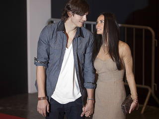epa02558067 US actor Ashton Kutcher (L) poses with his wife, US actress Demi Moore, upon their arrival for the presentation of the Colcci Fall-Winter 2011 collection at the Sao Paulo Fashion Week, in Sao Paulo, Brazil, 30 January 2011. Fall-Winter 2011 collections are presented at the fashion event from 28 January to 02 February EPA/SEBASTIAO MOREIRA