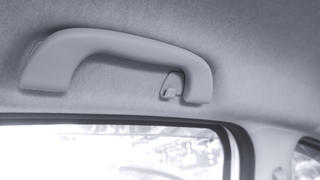 Ein Haltegriff über dem Seitenfenster im Auto.