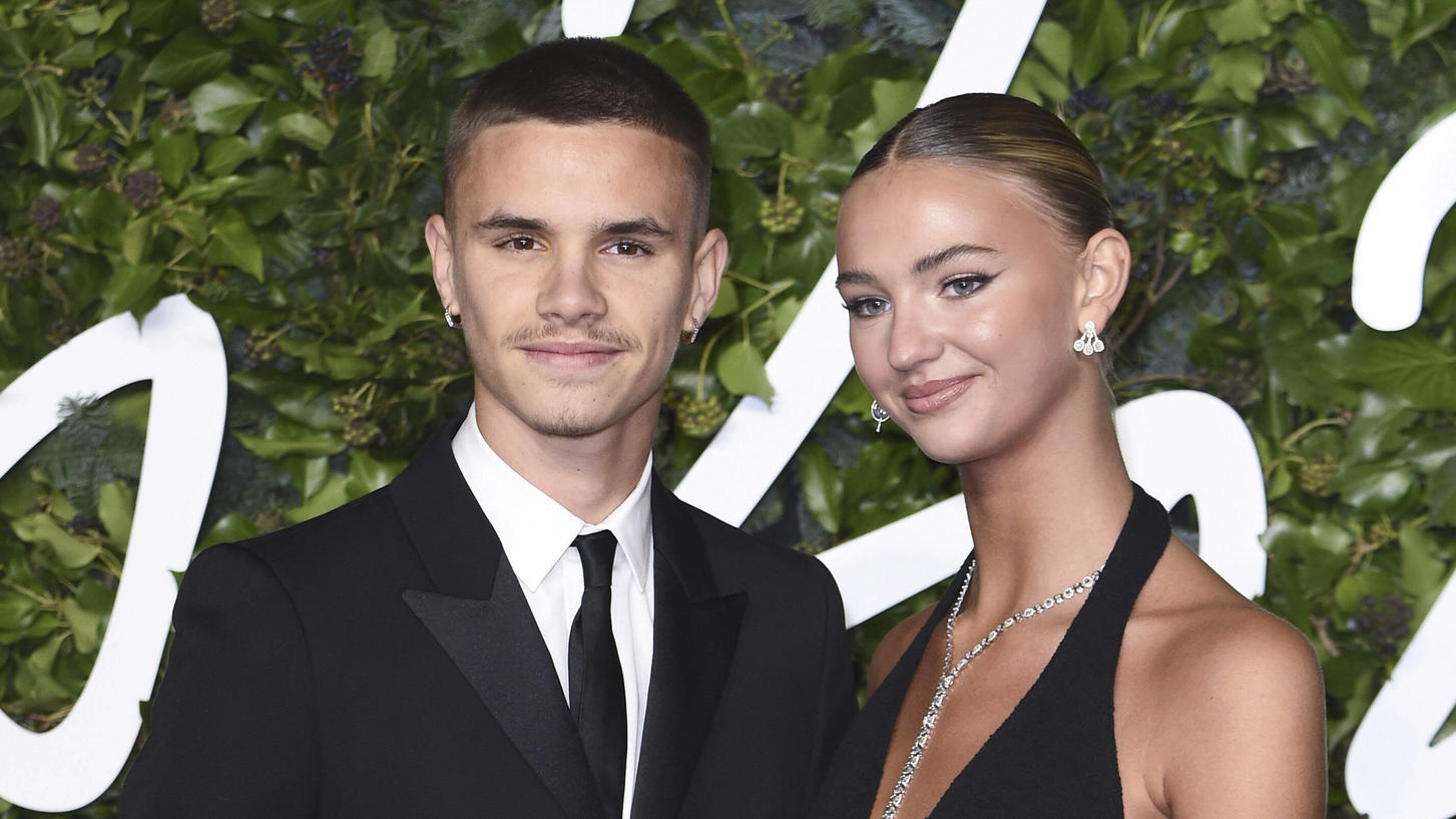 Romeo Beckham und Mia Regan bei der Verleihung der Fashion Awards 2021