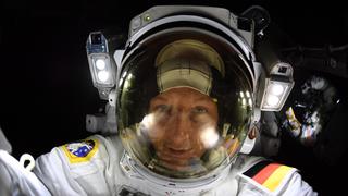 HANDOUT - 23.03.2022, ---, Weltraum: Der deutsche Astronaut Matthias Maurer posiert für ein Selfie während eines Außeneinsatzes an der Raumstation ISS. Astronaut Matthias Maurer hat seinen Außeneinsatz an der Raumstation ISS als «eines der herausragendsten Erlebnisse meines Lebens» bezeichnet. (zu dpa "Astronaut Maurer über Außeneinsatz: «Alles nicht von dieser Welt»") Foto: Matthias Maurer/NASA/ESA/dpa - ACHTUNG: Nur zur redaktionellen Verwendung und nur mit vollständiger Nennung des vorstehenden Credits +++ dpa-Bildfunk +++