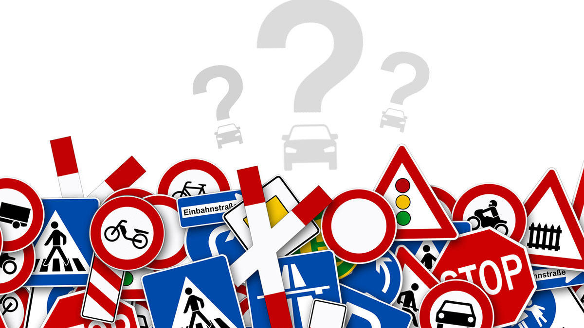 Führerschein-Test: Collage aus Verkehrsschildern