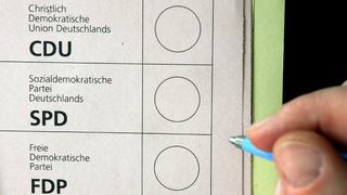 Auf einem Wahlzettel für die Landtagswahl in Baden-Württemberg am 26.03.2006 sind die vier im Landtag vertretetenen Parteien zu sehen (Archivfoto vom 21.02.2006). Der Wahlkampf der Parteien wird nach Ansicht des Mannheimer Wahlforschers Jung für den Wahlausgang immer wichtiger. Foto: Bernd Weißbrod dpa/lsw (zu lsw-THEMA DES TAGES vom 28.02.2006) +++(c) dpa - Bildfunk+++