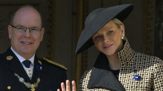 ARCHIV - 19.11.2018, Monaco: Fürst Albert II. von Monaco und Fürstin Charlene mit ihren Kindern Gabriella und Jacques während Feierlichkeiten am 19.11.2018. Nach mehr als einem Jahr mit langen Trennungsperioden und Gesundheitsproblemen hat Fürstin Charlène von Monaco wieder mit ihrer Familie Ostern feiern können. (zu dpa: «Fürstenfamilie von Monaco feiert wieder gemeinsam Ostern») Foto: Claude Paris/AP/dpa +++ dpa-Bildfunk +++
