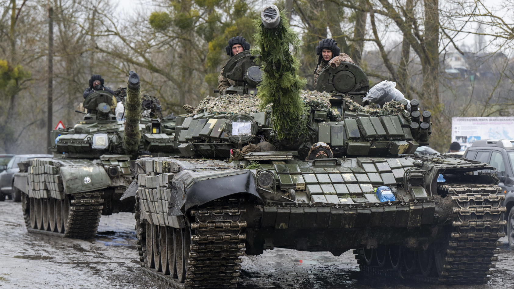  . 10/04/2022. Ukraine. Ukranian tanks and armour on the move across a pontoon bridge blown up by the retreating Russian Army PUBLICATIONxINxGERxSUIxAUTxHUNxONLY xi-Imagesx IIM-23300-0142