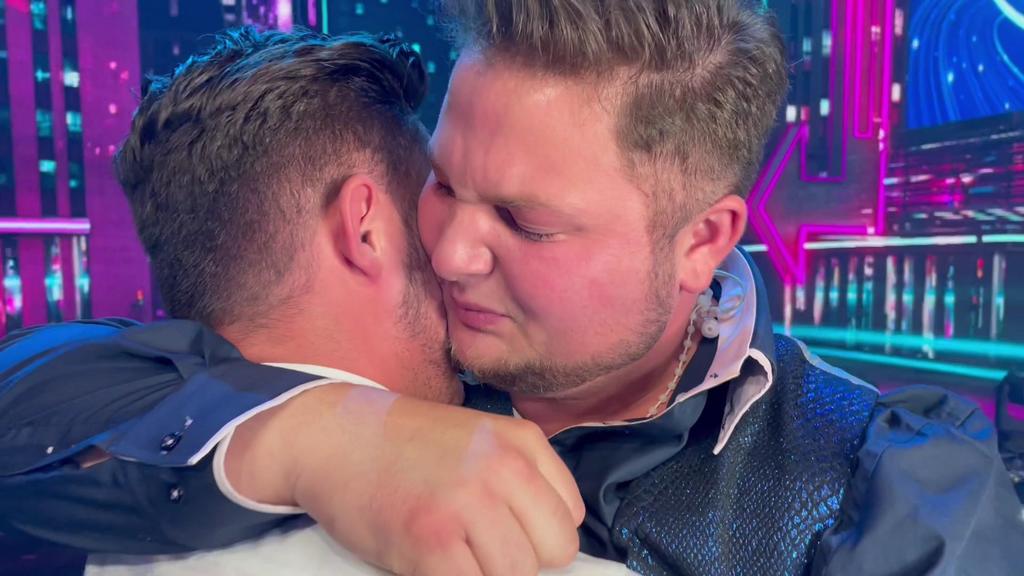 Nach Harrys DSDS-Sieg fallen sich die Brüder in die Arme.