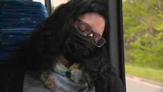 Katrin schläft im Bus