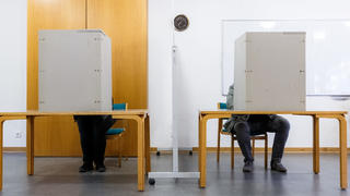 08.05.2022, Schleswig-Holstein, Bargteheide: Zwei Wähler füllen in der Wahlkabine ihre Stimmzettel aus. Die Schleswig-Holsteiner entscheiden über die Zusammensetzung des neuen Landtags. Gut 2,3 Millionen Menschen sind zur Stimmabgabe aufgerufen. Foto: Markus Scholz/dpa +++ dpa-Bildfunk +++