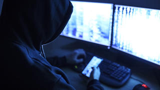 Symbolbild: Cyberkrimineller am PC